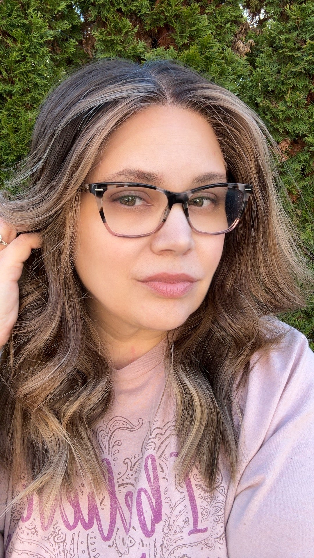 Dejaco Wigs brunette with blonde highlight, light weight and easy to wear